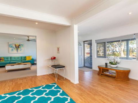 Dog Lovers Retreat Beachmere - New South Wales Tourism  4