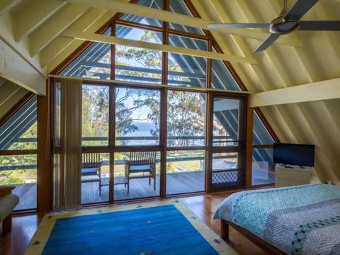 SORRENTO LAKESIDE Sanctuary Point 4pm Check Out Sundays - New South Wales Tourism  1