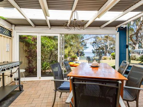 SORRENTO LAKESIDE Sanctuary Point 4pm Check Out Sundays - New South Wales Tourism  2