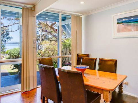 SORRENTO LAKESIDE Sanctuary Point 4pm Check Out Sundays - New South Wales Tourism  3
