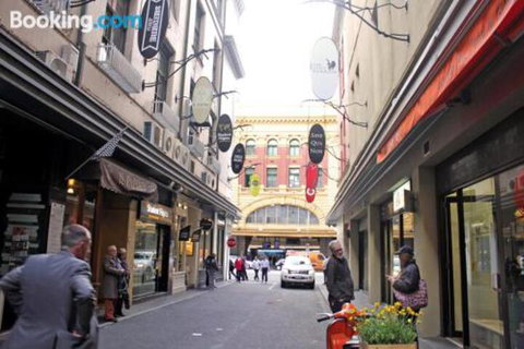 Flinders Lane Melbourne Apartment By Ready Set Host - New South Wales Tourism  1