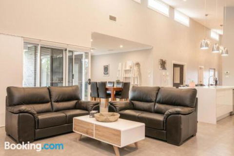 Wentworth Estate 5 Bedroom Luxury Home Sleeps 12 - New South Wales Tourism  4