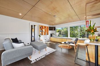 4 Bedroom Entertainer With Bungalow Next To Beach - New South Wales Tourism  0