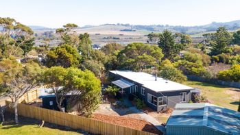 4 Bedroom Entertainer With Bungalow Next To Beach - New South Wales Tourism  2