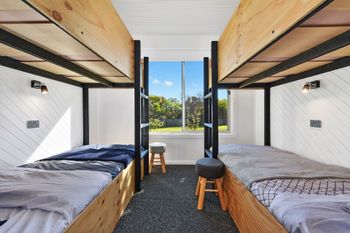 4 Bedroom Entertainer With Bungalow Next To Beach - New South Wales Tourism  4