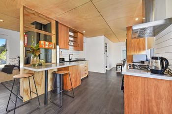 4 Bedroom Entertainer With Bungalow Next To Beach - New South Wales Tourism  3