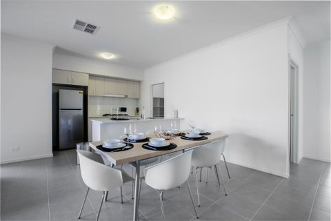 Big Family Fun@ 4 Bedrooms House In Point Cook - New South Wales Tourism  2