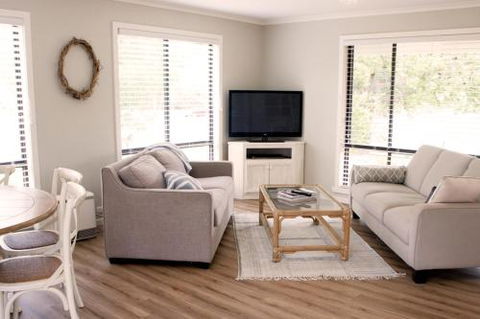 Charlottes Honor River & Golf Cottage - New South Wales Tourism  0