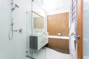 Beachside Apartment With Stunning Views & Parking - New South Wales Tourism  6