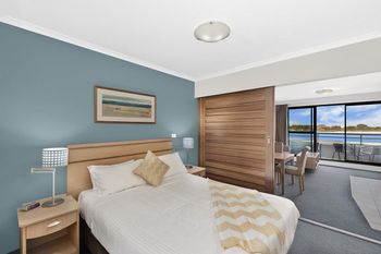 The Oak Room 106 - New South Wales Tourism  1