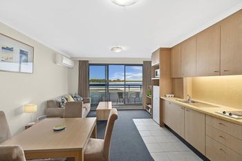 The Oak Room 106 - New South Wales Tourism  6