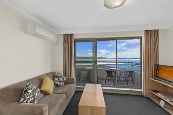 The Oak Room 106 - New South Wales Tourism  5