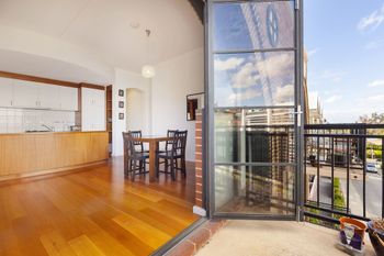 Stylish Inner City Apartment - New South Wales Tourism  0
