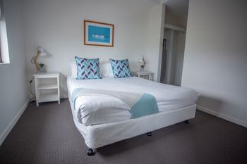 Watt Street 1 BR Apartment W Ocean Views - New South Wales Tourism  3