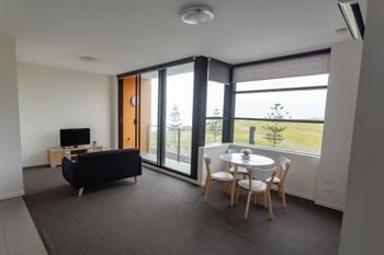 Watt Street 1 BR Apartment W Ocean Views - New South Wales Tourism  4