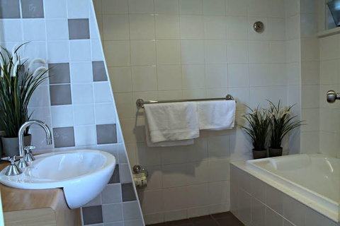 Adelaide DressCircle Apartments - Ward St - New South Wales Tourism  0