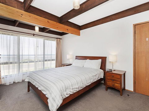 Swimmers Rest - Uninterrupted Panoramic Ocean Views - 1 Bedroom - New South Wales Tourism  5