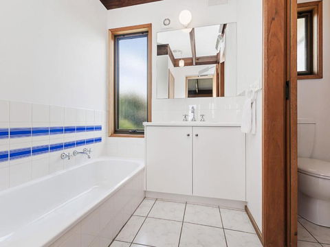 Swimmers Rest - Uninterrupted Panoramic Ocean Views - 1 Bedroom - New South Wales Tourism  3