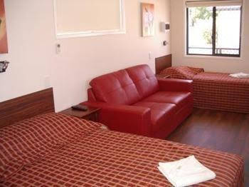 Cypress Pines Studio Villas - New South Wales Tourism  0