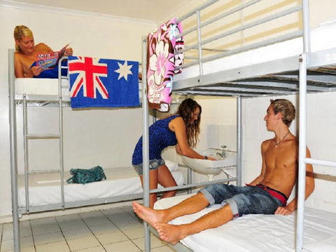 Flying Monkey Backpackers - New South Wales Tourism  0
