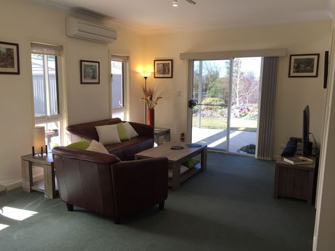 Lyreen's Apartment B&B - New South Wales Tourism  0