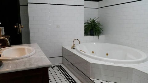 Petersons Armidale Winery & Guesthouse - New South Wales Tourism  5