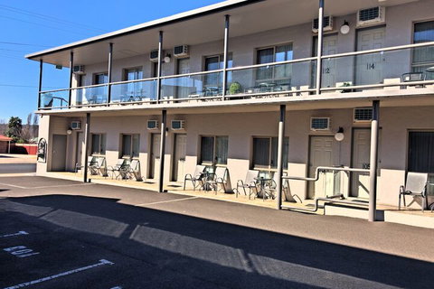 New England Motor Inn - New South Wales Tourism  2