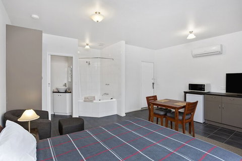 A1 Motels Port Fairy Motel And Apartments - New South Wales Tourism  7