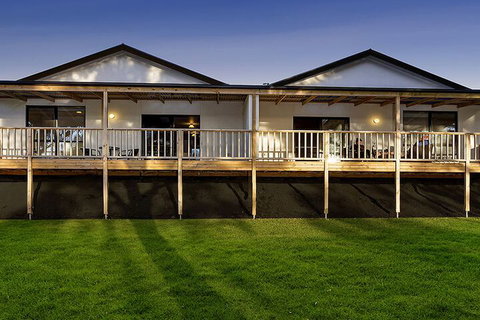 A1 Motels Port Fairy Motel And Apartments - New South Wales Tourism  2