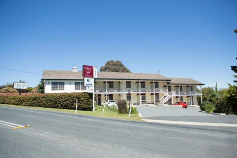 Colonial Lodge Motor Inn Yass - New South Wales Tourism  0