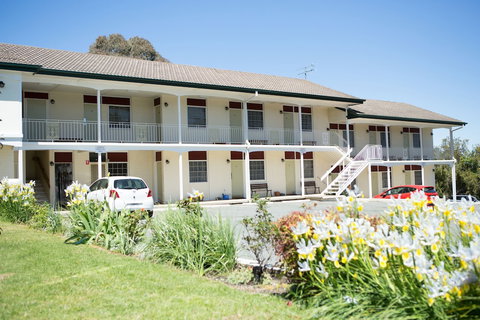 Colonial Lodge Motor Inn Yass - New South Wales Tourism  1