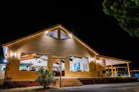 Black Gold Motel - New South Wales Tourism  0