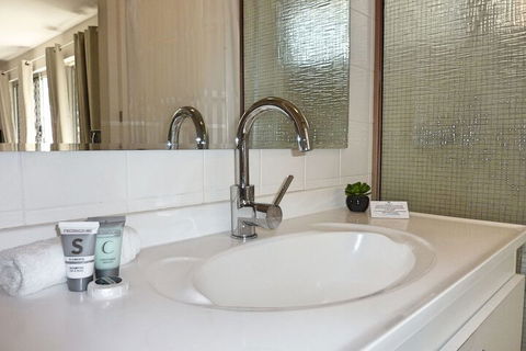 Jadran Motel & El Jays Holiday Lodge - New South Wales Tourism  7