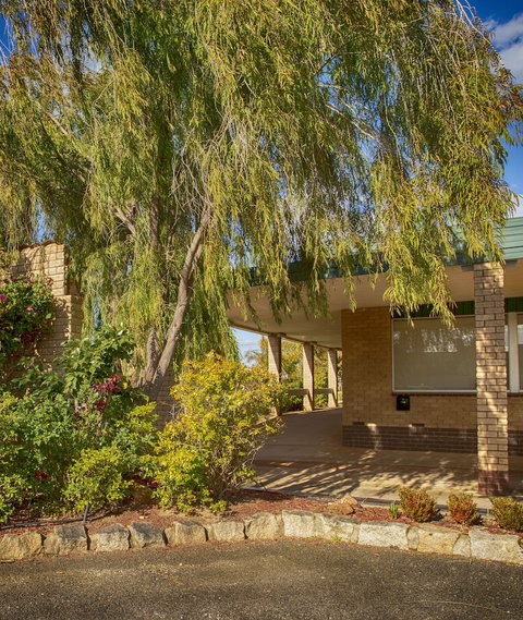 Hi Way Eight Motor Inn - New South Wales Tourism  1