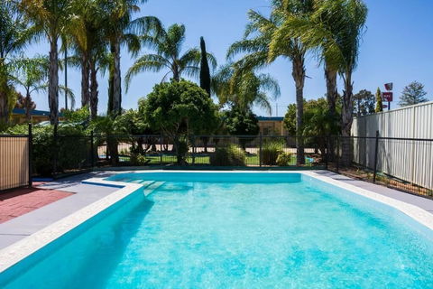 Renmark Motor Inn Motel - New South Wales Tourism  4