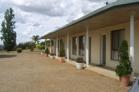 Golden Chain Garden Motor Inn - New South Wales Tourism  1