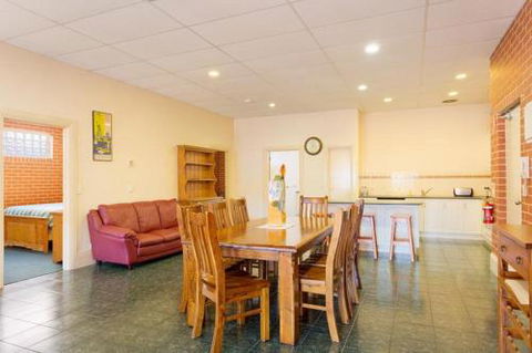 Holiday On Mostyn - New South Wales Tourism  0
