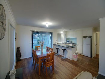 DBJ Holiday Units - New South Wales Tourism  1