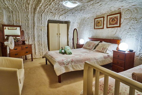 Underground Bed And Breakfast - New South Wales Tourism  2