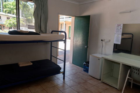 Palm Court Budget Motel Hostel/Backpackers - New South Wales Tourism  2