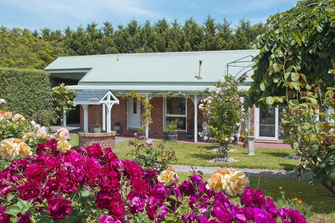 Lakeside Cottage - New South Wales Tourism  1