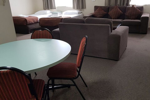 Earls Court Motor Inn - New South Wales Tourism  1