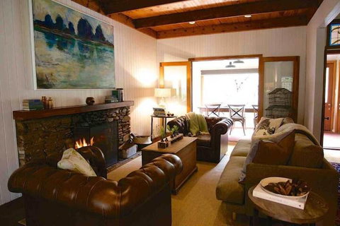 Braeside Mt Macedon Country Retreat & Bed & Breakfast - New South Wales Tourism  6