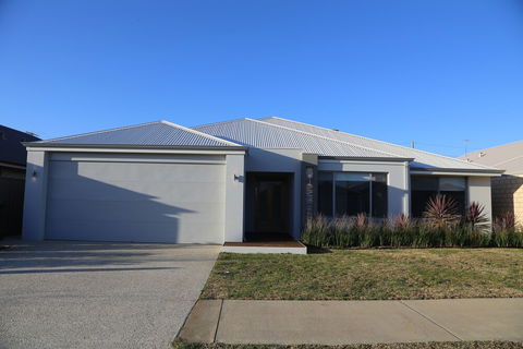 Rainbow Dream House PERTH Holiday Home - New South Wales Tourism  0