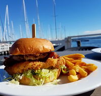 Crusoe's on the Lake - New South Wales Tourism 