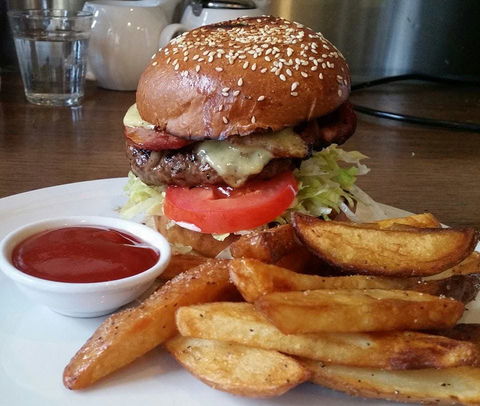 Mrs. Smith's Hotel Restaurant - New South Wales Tourism  0