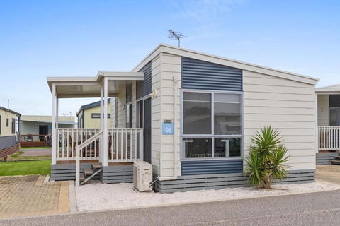 Discovery Parks Adelaide Beachfront - New South Wales Tourism  2