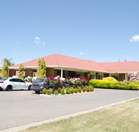 Pines Country Club Motor Inn - New South Wales Tourism 