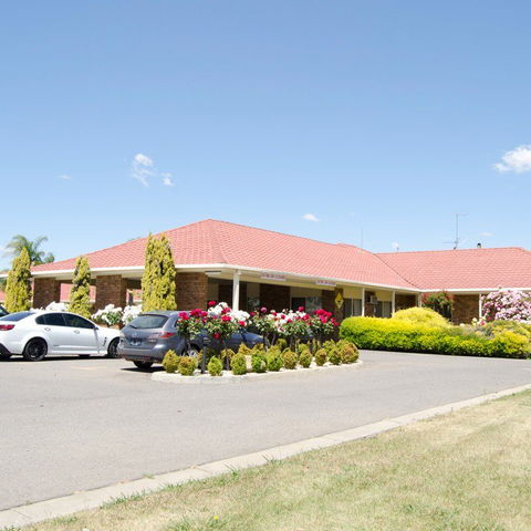 Pines Country Club Motor Inn - New South Wales Tourism  0