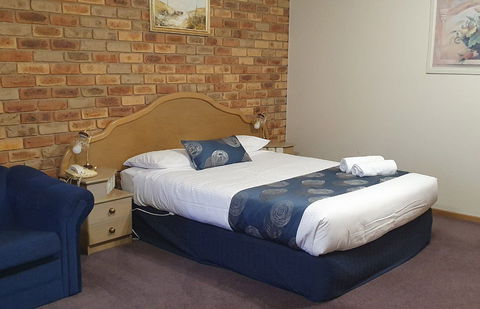 Pines Country Club Motor Inn - New South Wales Tourism  2